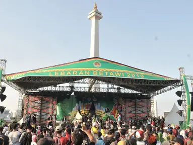 Warga menyaksikan salah satu pertunjukkan kesenian Betawi saat Lebaran Betawi di Monas, Jakarta, Minggu (21/7/2019).Untuk pertama kalinya Lebaran Betawi digelar di Monas yang diisi oleh beragam seni dan budaya masyarakat Betawi dalam rangka memeriahkan HUT DKI Jakarta. (merdeka.com/Iqbal S. Nugroho)