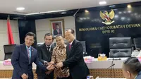 Anggota DPR dari Fraksi Gerindra Imron Amin (kedua dari kiri) dilantik menjadi Wakil Ketua MKD DPR RI, Senin (10/7/2023). Dia menggantikan Habiburokhman (paling kiri). (Liputan6.com/ Delvira Hutabarat)