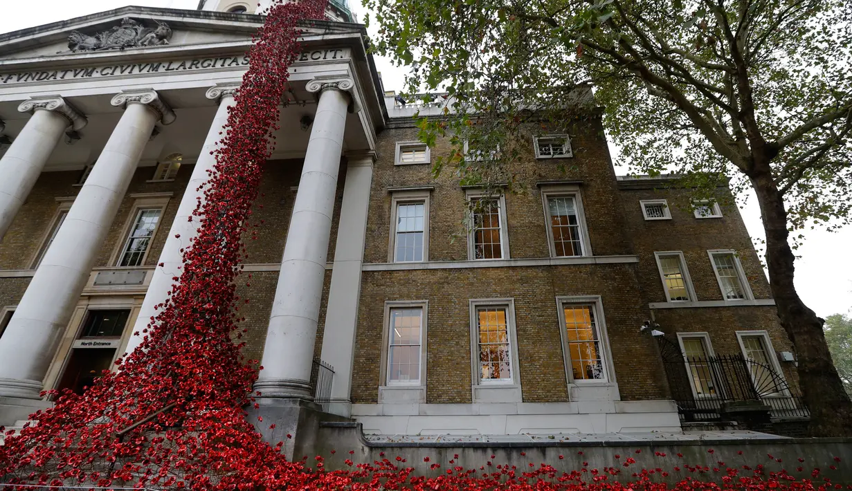 Pajangan karya seni bunga poppy bertajuk 'Weeping Window' dipasang di The Imperial War Museum, London, Kamis (4/10). Patung bunga poppy tersebut merupakan karya seniman Paul Cummins dan desainer Tom Piper. (AP Photo/Kirsty Wigglesworth)