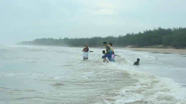 Jangan Segan Mandi Pagi di Pantai Utara Madura