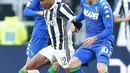 Pemain Juventus Alex Sandro berebut bola dengan dua pemain Sassuolo saat pertandingan Liga Italia Serie A di Stadion Allianz di Turin, Italia (4/2). (Alessandro Di Marco / ANSA via AP)
