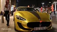 Berkelir Emas, Mobil Ini Dikerubungi Massa