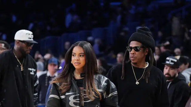 Blue Ivy tampak sangat mirip dengan Beyoncé saat menghadiri pertandingan NBA bersama ayahnya, Jay-Z.