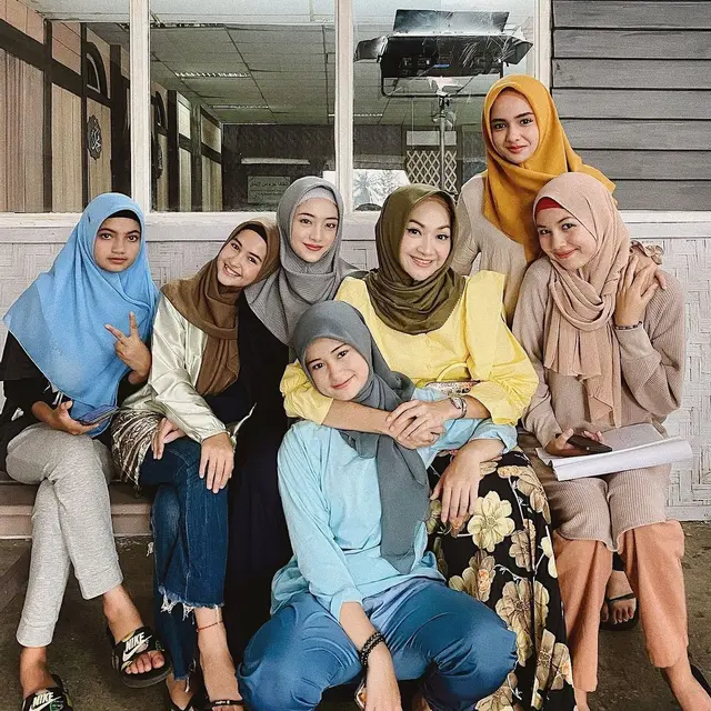 5 Potret Kebersamaan Pemain Sinetron Dari Jendela SMP Tampil Berhijab