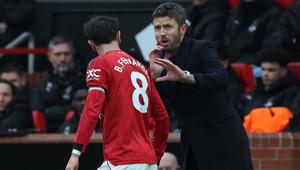 Pelatih sementara Manchester United asal Inggris, Michael Carrick, berbicara dengan gelandang Manchester United asal Portugal bernomor punggung 08, Bruno Fernandes, selama pertandingan Liga Inggris antara Manchester United dan Manchester City di Old Trafford, Manchester, barat laut Inggris, pada 17 Januari 2026. (Darren Staples/AFP)