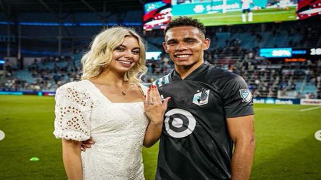 Unjuk cincin setelah prose lamaran