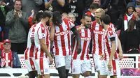 Para pemain Stoke City merayakan gol yang dicetak oleh Jese Rodriguez, ke gawang Arsenal pada laga Premier League di Stadion Bet365, Sabtu (19/8/2017). Stoke City menang 1-0 atas Arsenal. (AP/Rui Vieira)