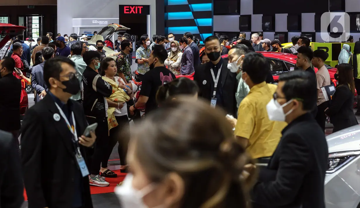 Pengunjung meramaikan hari kedua pameran Indonesia International Motor Show (IIMS) 2023 di JIExpo Kemayoran, Jakarta Pusat, Jumat (17/2/2023). IIMS 2023 yang berlangsung hingga 26 Februari mengangkat tema "Bringing Opportunity for Otomotive Society Together" (BOOST) dan menghadirkan sekitar 40 merek otomotif dengan menampilkan produk dan konsep terbaru. (Liputan6.com/Johan Tallo)