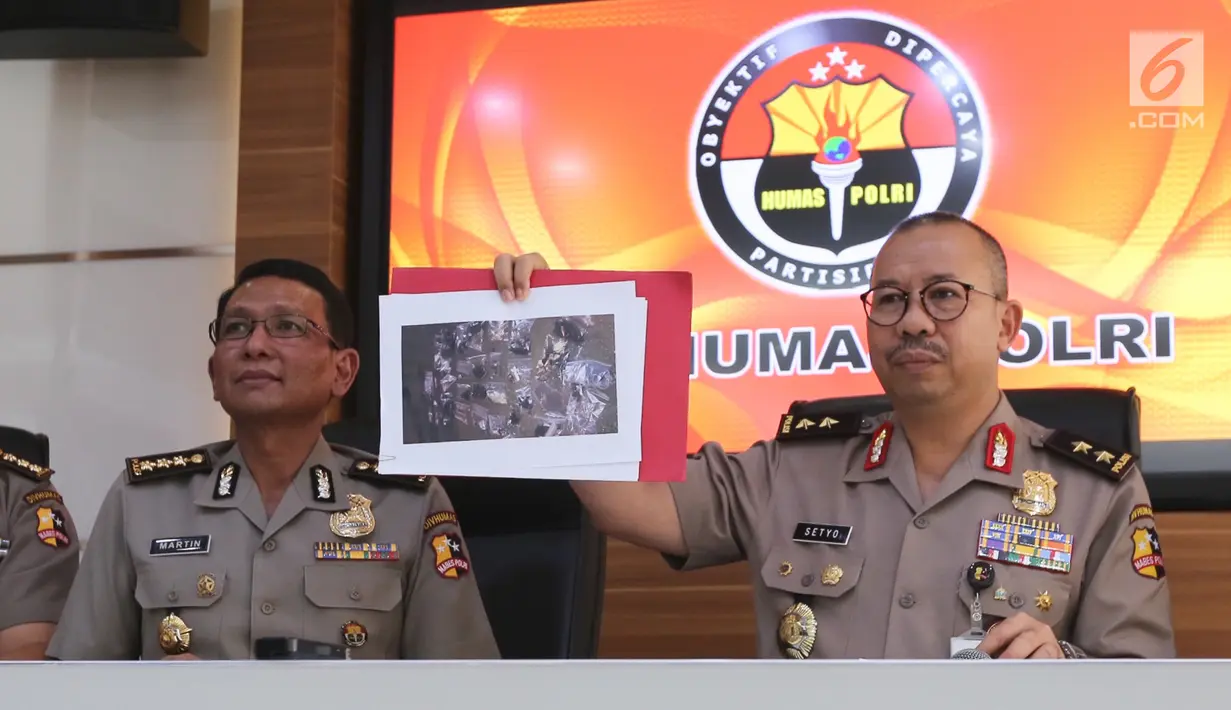 Polisi telah mengamankan sejumlah barang bukti, termasuk potongan tubuh yang diduga pelaku, panci, paku, hingga gotri, Jakarta, Kamis (25/5). Sementara pelaku masih diselidiki aparat kepolisian. (Liputan6.com/Ferry Pradolo)
