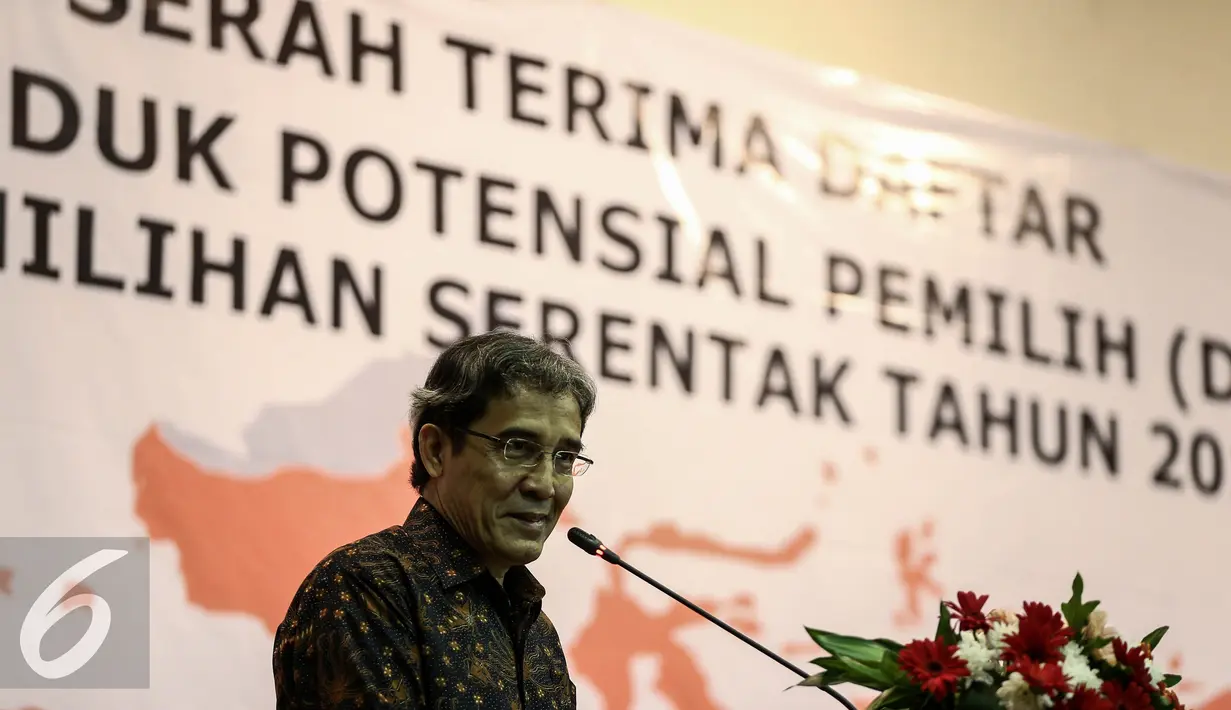 Pelaksana tugas Ketua KPU Hadar Nafis Gumay memberikan paparan usai penyerahan DP4 & DAK2 di Jakarta, Kamis (14/7). DP4 akan digunakan sebagai alat untuk membantu pengecekan Daftar Pemilih Tetap dalam pilkada serentak 2017. (Liputan6.com/Faizal Fanani)