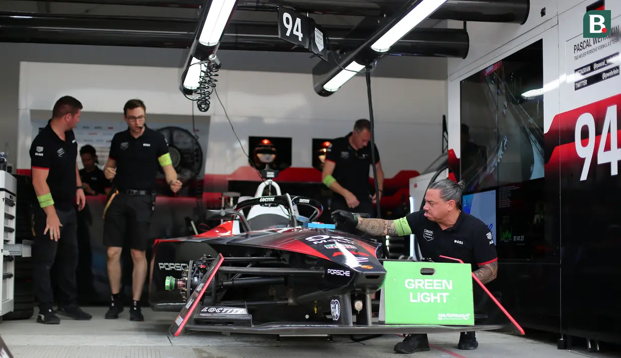 Sejumlah kru mekanik Tag Heuer Porsche Formula E Team sedang mempersiapkan mobil Pascal Wehrlein sebelum melakukan latihan bebas tiga Jakarta E-Prix 2023 yang berlangsung di Jakarta International E-Prix Circuit (JIEC), Ancol, Jakarata, Minggu (04/06/2023).