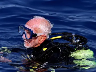 Ray Woolley menyelam menjelajahi bangkai kapal Zenobia yang karam di Teluk Larnaca, Siprus, 31 Agustus 2019. Veteran Perang Dunia II berusia 96 tahun ini merayakan ulang tahunnya dengan memecahkan rekor sebagai penyelam scuba aktif tertua untuk tahun ketiga berturut-turut. (AP/Philippos Christou)