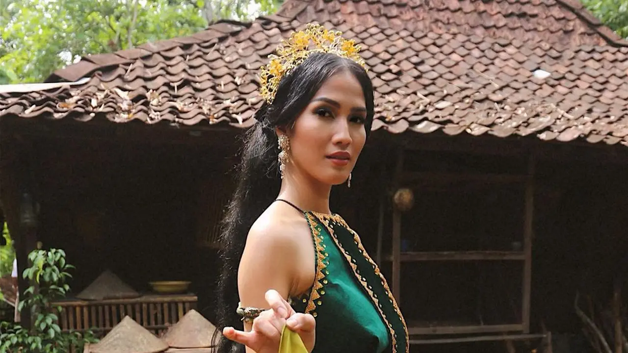 Aulia Sarah sebagai Badarawuhi. (Foto: Dok. Instagram @owliasarah)