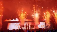 Tata lampu dan tata panggung membuat sempurna penampilan Super Junior di konser 'Super Show 6' di Indonesia Convention Exhibition (ICE), BSD, Tangerang, Minggu (3/5/2015). (Liputan6.com/Faisal R Syam)