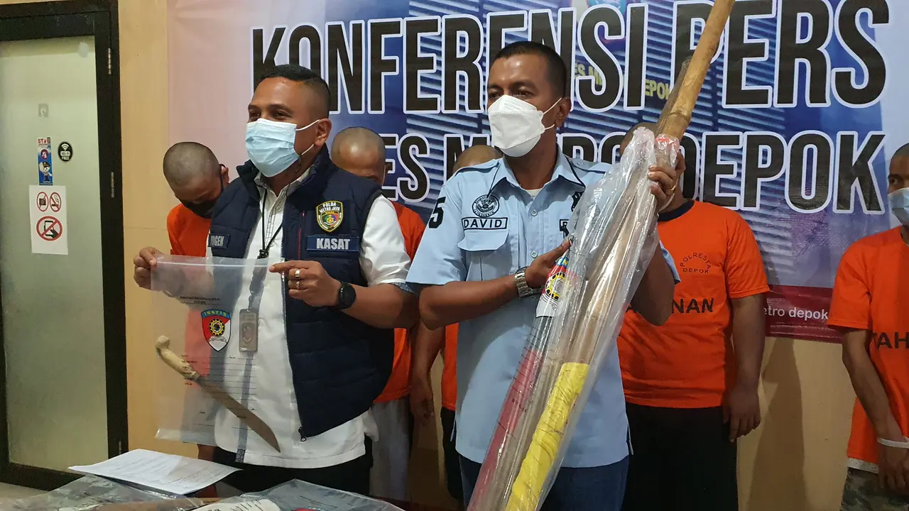 Kasat Reskrim Polres Metro Depok, AKBP Yogen Heroes Baruno memperlihatkan sejumlah barang bukti yang digunakan pelaku pengeroyokan terhadap pengawas pembangunan. (Liputan6.com/Dicky Agung Prihanto)