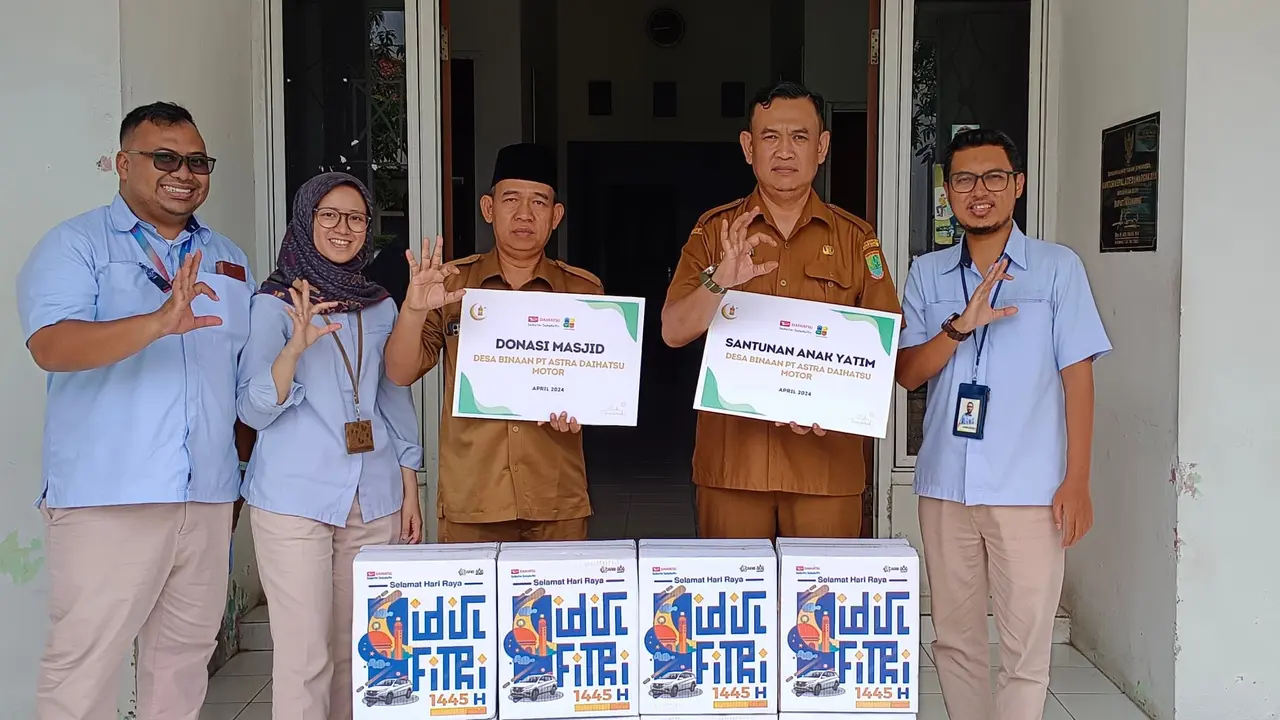 Perwakilan Manajemen PT Astra Daihatsu Motor Lakukan Penyerahan Simbolis Berbagi Untuk Sahabat di area Karawang, Jawa Barat pada 2 April 2024.