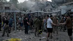 Tim penyelamat dan relawan bekerja menyelamatkan orang-orang dari bawah reruntuhan setelah serangan rudal Rusia menghantam sebuah restoran dan beberapa rumah di Kramatorsk, Ukraina timur, pada 27 Juni 2023. (AFP/Genya Savilov)