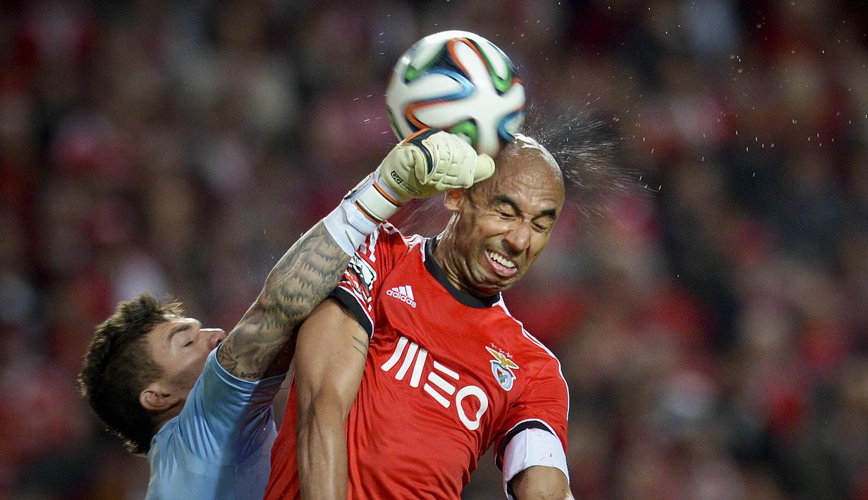 Kiper Rio Ave, Ederson Moraes, duel udara dengan bek Benfica, Luisao, pada laga Liga Portugal di Stadion Luz, Lisbon, Senin (7/4/2014). (AFP/Patricia De Melo Moreira)