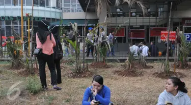 Sejumlah pegawai oulet tertegun menyaksikan penyegelan Mal Tebet Green, Jakarta, Kamis (23/7/15). Pegawai khawatir perusahaannya akan memutuskan hubungan kerja secara sepihak usai kejadian ini. (Liputan6.com/Herman Zakharia)