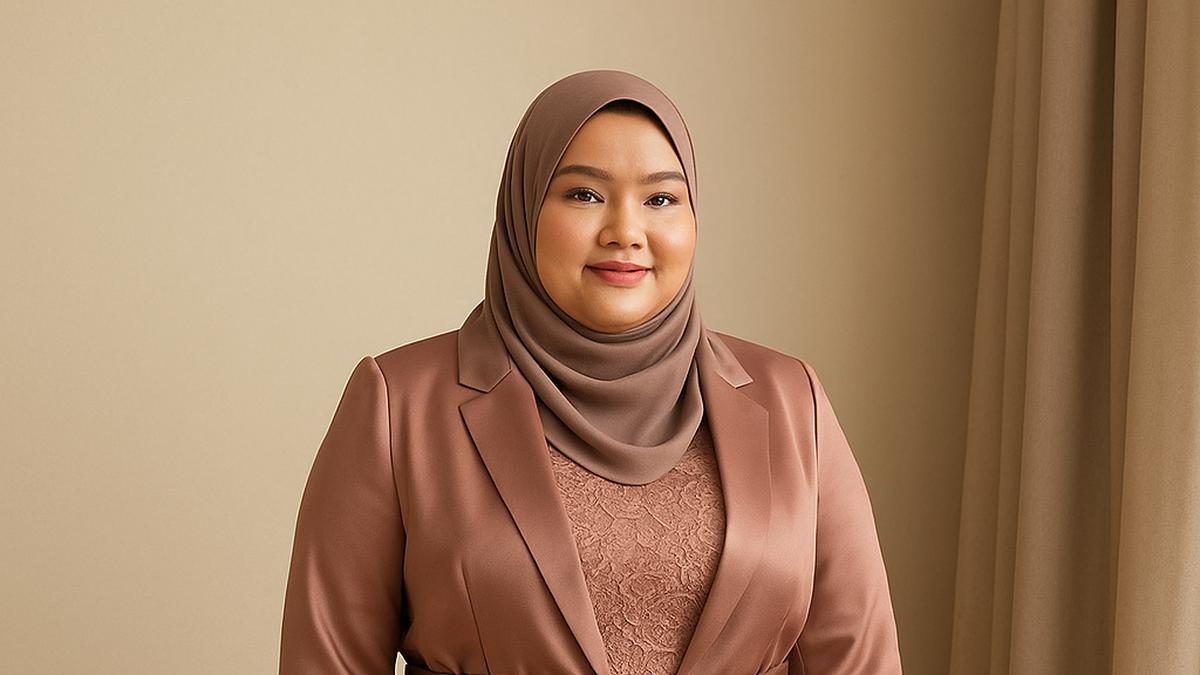 7 Trik Memadupadankan Gamis Blazer Brokat untuk Wanita Berhijab Gemuk