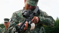 Komandan Korps Marinir Filipina, Mayjen Emmanuel Salamat memeriksa senjata laras panjang pemberian AS di kota Taguig, sebelah timur Manila, Filipina (5/6). (AP Photo / Bullit Marquez)