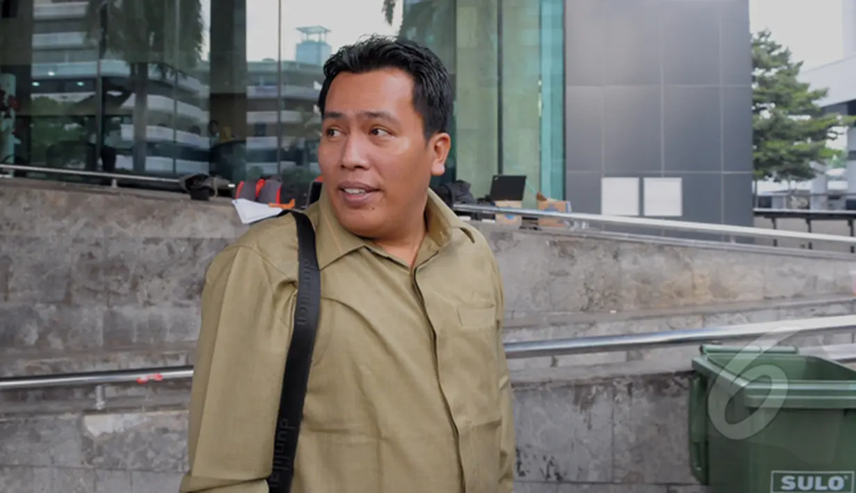 Direktur Mahkota Negara Marisi Matondang, meninggalkan gedung KPK usai diperiknya penyidik KPK, Jakarta, Kamis (26/02/2015). (Liputan6.com/Andrian M Tunay)