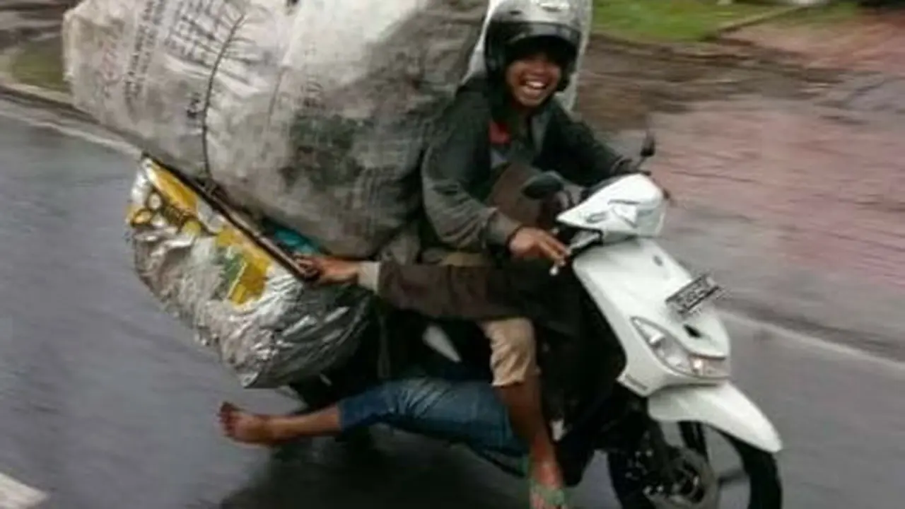 6 Gaya Bawa Barang di Motor yang Tak Boleh Ditiru