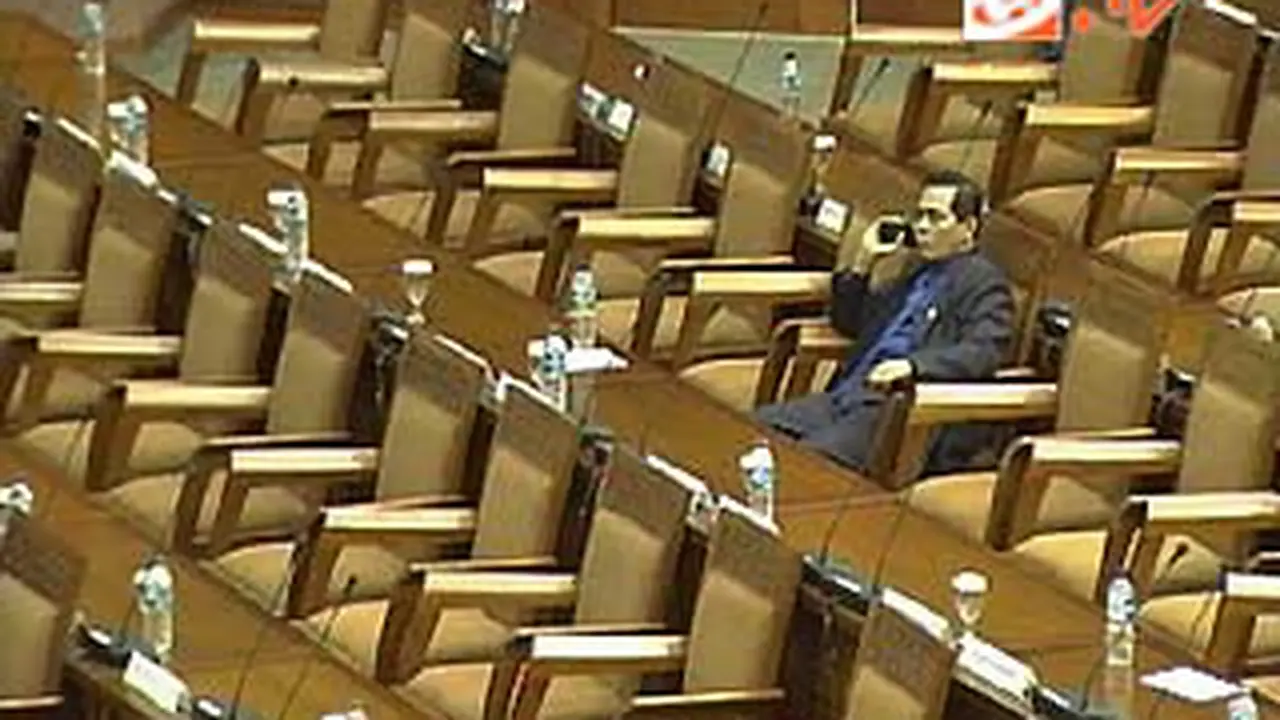 111114ckursi-kosong.jpg