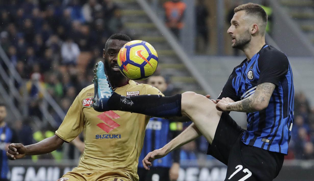 Gelandang Inter Milan, Marcelo Brozovic, berusaha melewati bek Torino, Nicolas N'Koulou, pada laga Serie A Italia di Stadion San Siro, Milan, Minggu (5/11/2017). Kedua klub bermain imbang 1-1. (AP/Luca Bruno)