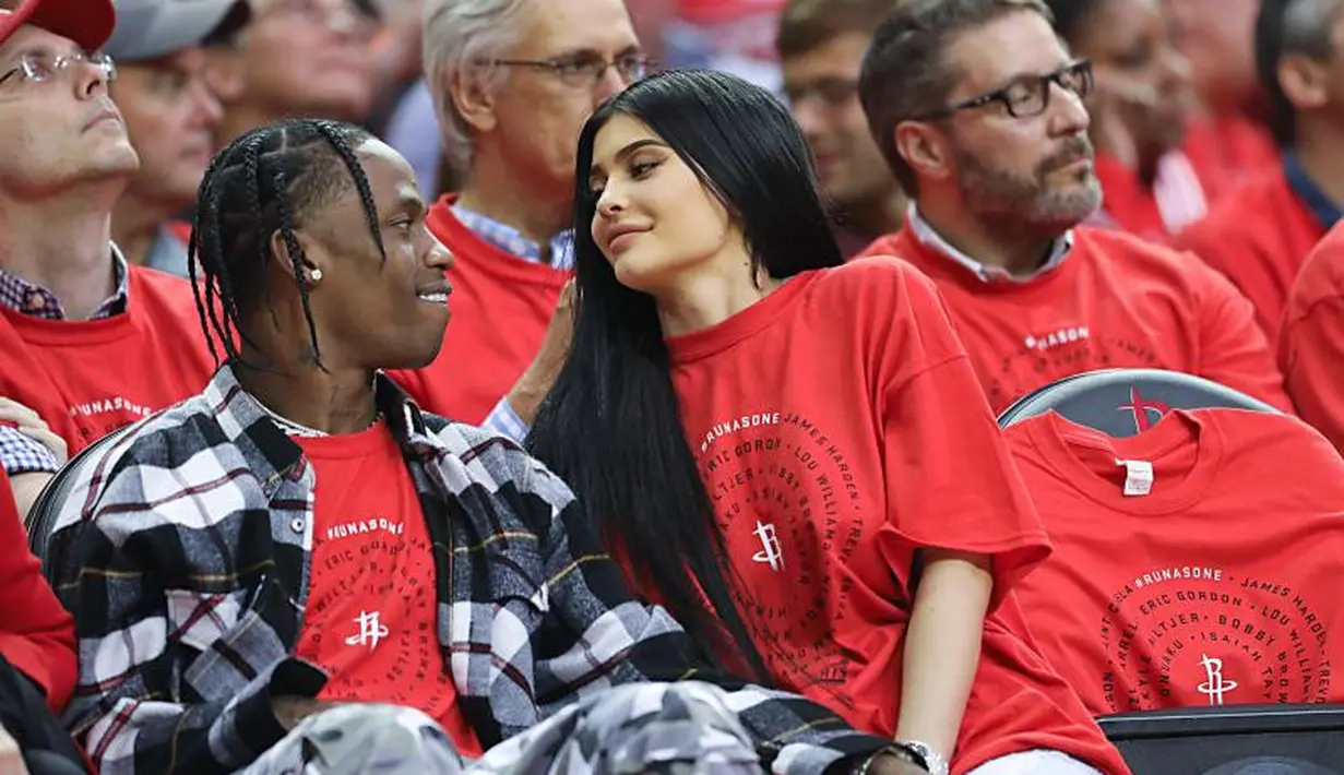 "Travis dan Kylie tak pernah bisa berhenti memegang dan memberikan ciuman untuk Stormi. Mereka sangat jatuh cinta dengannya, sangat lucu!" ujar seorang sumber. (papercitymag)