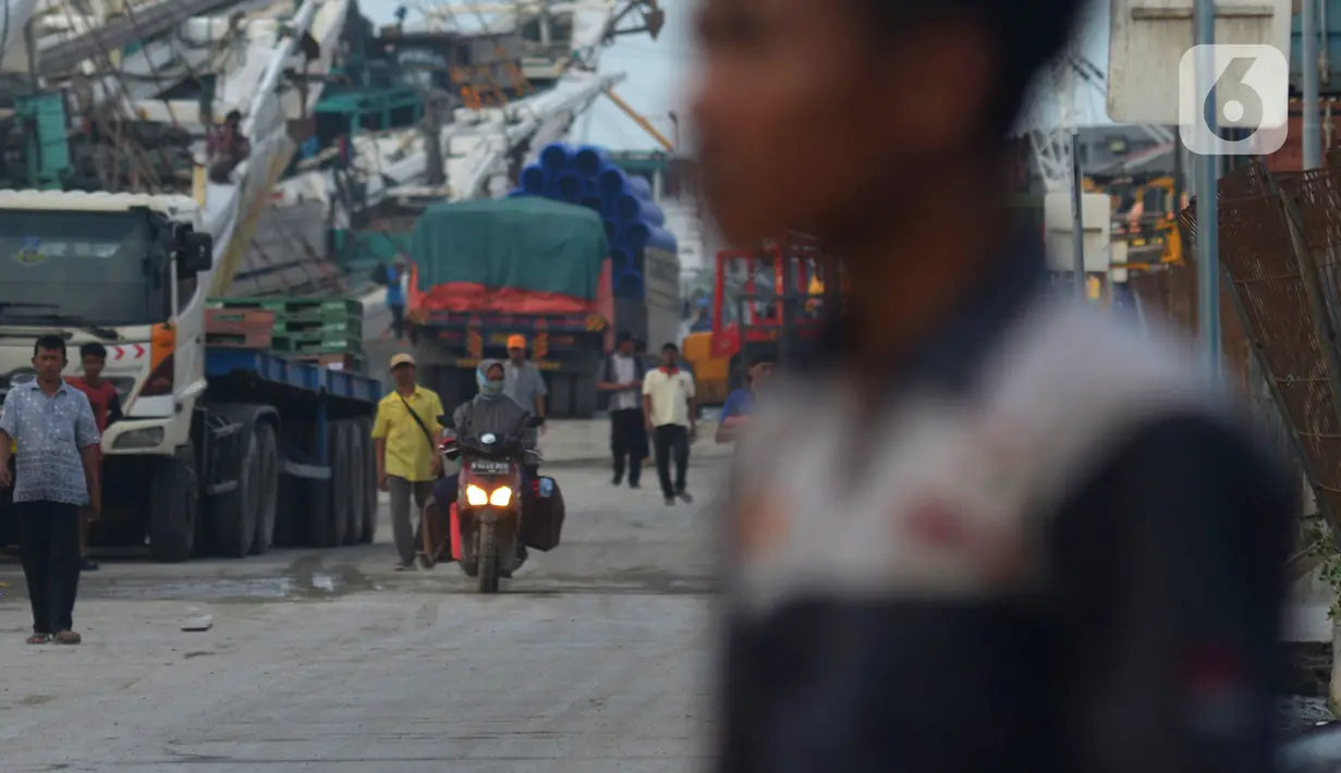 Pedagang kopi keliling atau dikenal dengan sebutan starling berkeliling di Pelabuhan Sunda Kelapa, Jakarta, Sabtu (7/12/2019). Pedagang yang mematok harga antara Rp 3.000 - Rp 7.000 ini menyasar buruh angkut Pelabuhan Sunda Kelapa. (merdeka.com/Imam Buhori)