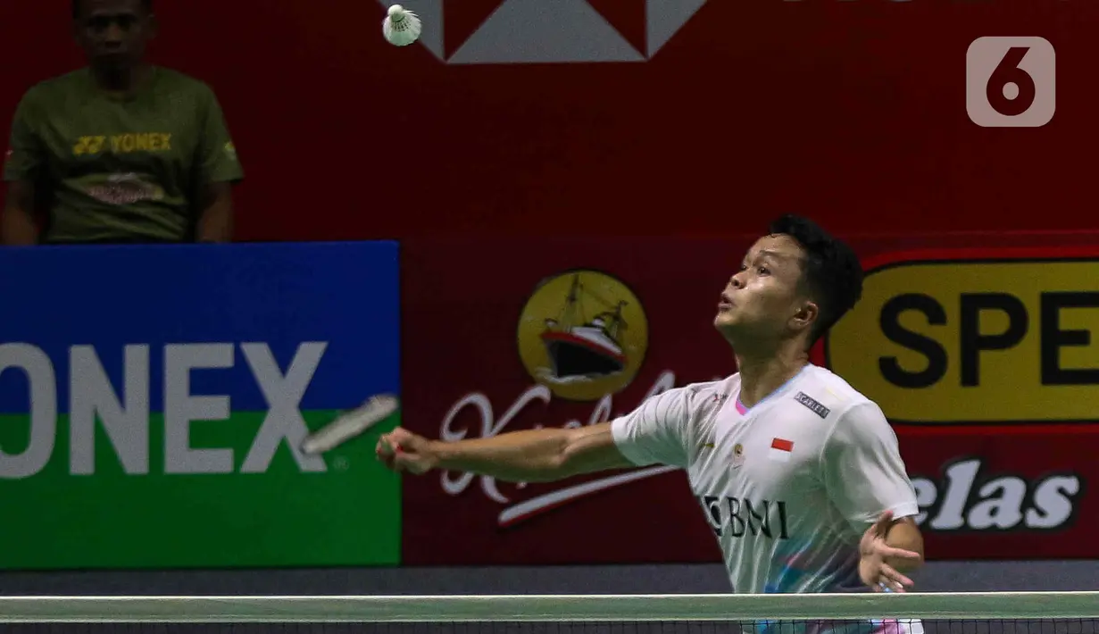 Sempat memenangi set pertama, Anthony Sinisuka Ginting gagal mengatasi permainan Kenta Nishimoto. (Liputan6.com/Herman Zakharia)