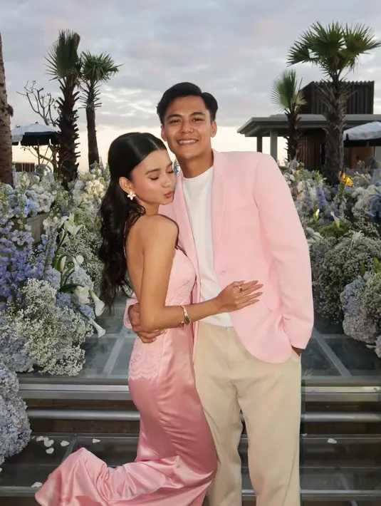 Adzwa Aurel tampil dengan long dress pink satin backless dipadukang anting-anting model bunga. [@iniadzwaaurel]