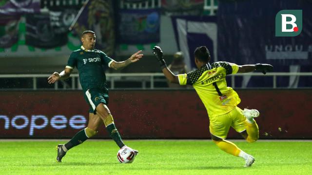 Alex Goncalves Saat Kelabui Kiper Persita