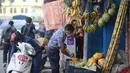 Seorang pria menata pisang di sebuah kios buah di Kathmandu, Nepal (22/7/2020). Pencabutan lockdown memungkinkan hampir semua kegiatan ekonomi untuk beroperasi seiring menurunnya jumlah kasus baru COVID-19 di negara itu dalam beberapa hari terakhir.  (Xinhua/Zhou Shengping)