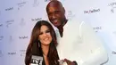 Seperti yang dilansir oleh sumber US Weekly, kali ini Khloe Kardashian sudah ajukan gugatan cerainya yang kedua kalinya. Pada sebelumnya Khloe mengubah niatnya, namun ia akhirnya memutuskan untuk bercerai dengan atlit basket tersebut. (AFP/Bintang.com)