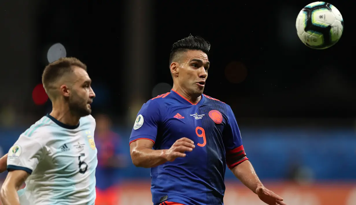 Penyerang Kolombia, Radamel Falcao Garcia (kanan) berusaha mengontrol bola dari kawalan pemain Argentina, German Pezzella selama bertanding pada grup B Piala Copa America 2019 di Arena Fonte Nova, Brasil (15/6/2019). Kolombia menang atas Argentina 2-0. (AP Photo/Ricardo Mazalan)