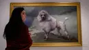 Pekerja melihat lukisan "Pudel" karya Maud Earl di museum anjing "Museum of the Dog" di New York City, 1 Februari 2019. Museum of the Dog dibuka pada 8 Februari 2019 yang berisi berbagai koleksi seni bertema anjing terbesar di dunia. (Johannes EISELE/AFP)