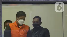 Bupati Kuantan Singingi (Kuansing) Andi Putra memakai rompi tahanan usai diperiksa di gedung Komisi Pemberantasan Korupsi (KPK), Jakarta, Rabu (20/10/2021).  Andi Putra terjaring OTT terkait suap perpanjangan izin HGU sawit di Kabupaten Kuantan Singingi, Provinsi Riau. (Liputan6.com/Herman Zakharia)