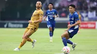 Pemain Bhayangkara FC, Illija Spasojevic mengumpan bola melewati pemain PSIM Yogyakarta pada laga final Pegadaian Liga 2 2024/2025 di Stadion Manahan, Solo, Jawa Tengah, Rabu (26/02/2025). (Bola.com/Abdul Aziz)