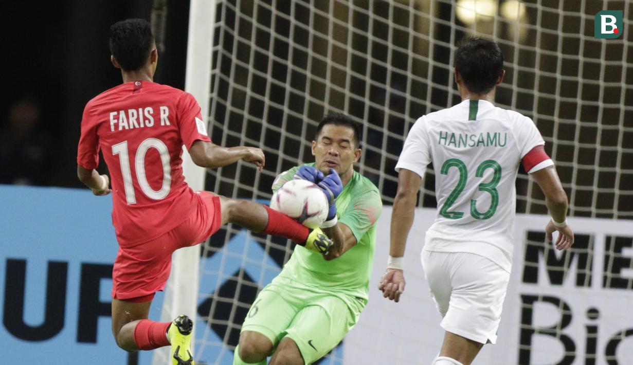 Kiper Timnas Indonesia, Andritany Ardhiyasa, menangkap bola saat melawan Singapura pada laga Piala AFF di Stadion Nasional, Singapura, Jumat (9/11). Singapura menang 1-0 atas Indonesia. (Bola.com/M. Iqbal Ichsan)