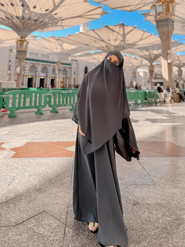 6 Gaya Elegan dan Stylish Ria Ricis dalam Balutan Outfit Serba Hitam  (instagram/riaricis1795)