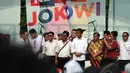 Presiden Jokowi (keempat kanan) saat menghadiri Jambore Komunitas Juang Relawan Jokowi di Jakarta, Sabtu (16/5). Acara tersebut bertujuan untuk memberikan masukan kepada pemerintahan Jokowi-JK.(Liputan6.com/Johan Tallo) 