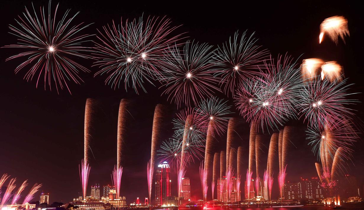 Pertunjukan kembang api terlihat di atas kompleks kebudayaan Katara selama perayaan untuk menandai dimulainya Idul Adha, Hari Raya Kurban, di Doha, Qatar, pada Rabu 27 Mei 2026. (Karim JAAFAR/AFP)
