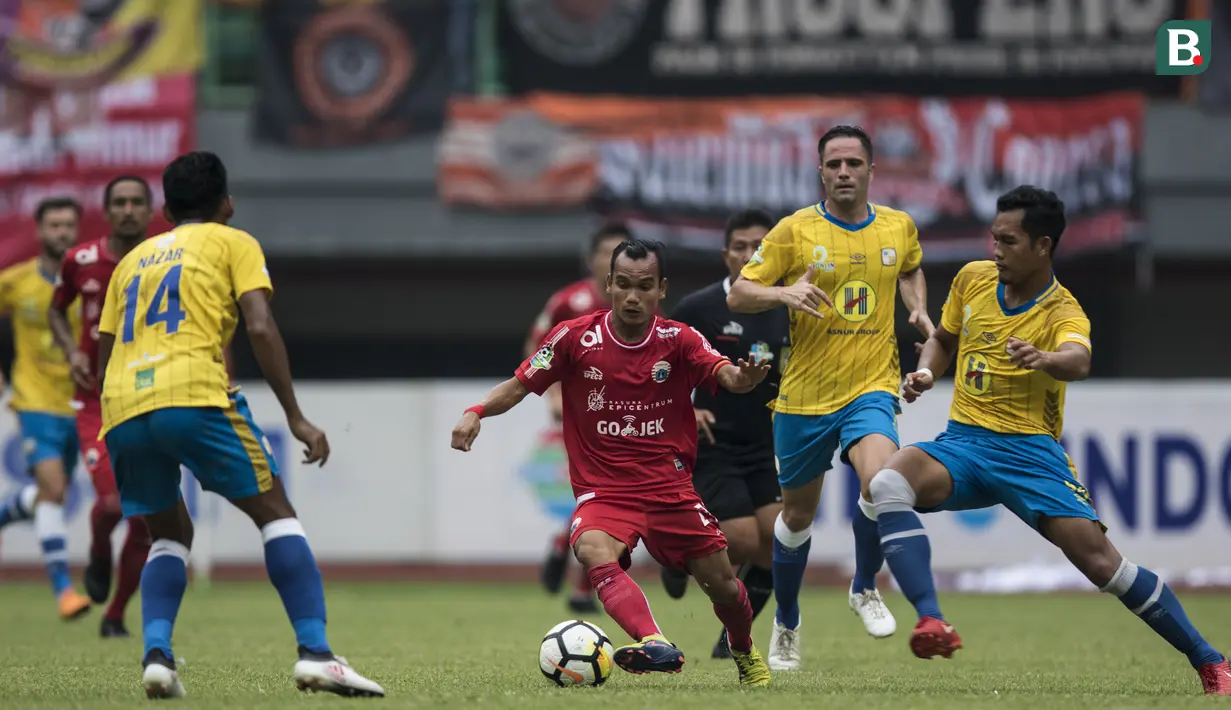 Gelandang Persija Jakarta, Riko Simanjuntak, berusaha melewati kepungan pemain Barito Putera pada laga Liga 1 di Stadion Patriot, Jawa Barat, Selasa (30/10). Persija menang 3-0 atas Barito. (Bola.com/Vitalis Yogi Trisna)