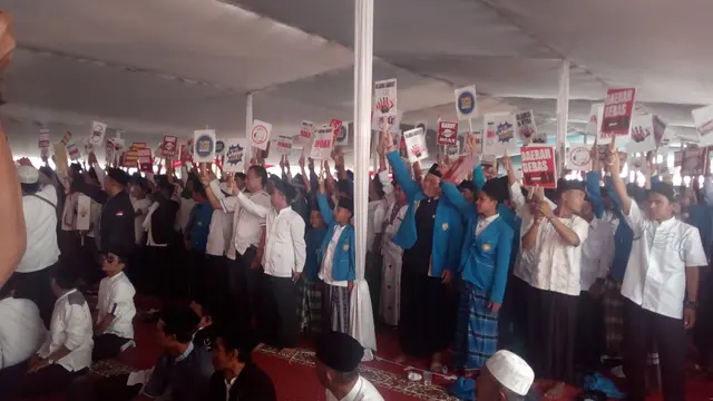 ribuan jemaah membawa papan kampanye anti hoax