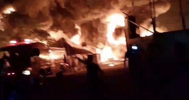 Pabrik sandal Swallow terbakar. (Liputan6.com/Reza Efendi)