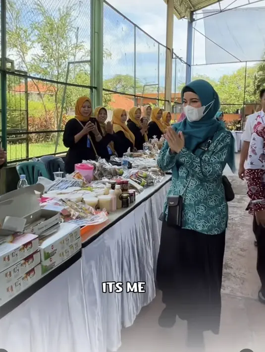 <p>Ia juga tampil mengenakan seragam ibu-ibu PKK kabupaten Kendal warna toscha yang serasi dengan kerudungnya. Dipadukan skirt panjang hitam.&nbsp;(@chafrederica)</p>