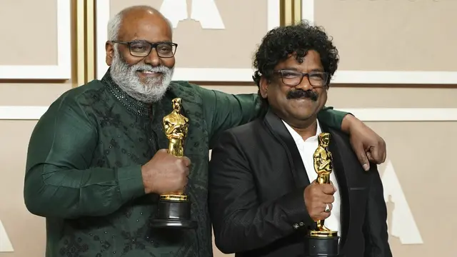 Musisi M. M. Keeravani dan Chandrabose menang Piala Oscar 2023 lewat lagu “Naatu Naatu” soundtrack film RRR. (Foto: Jordan Strauss/Invision/AP)