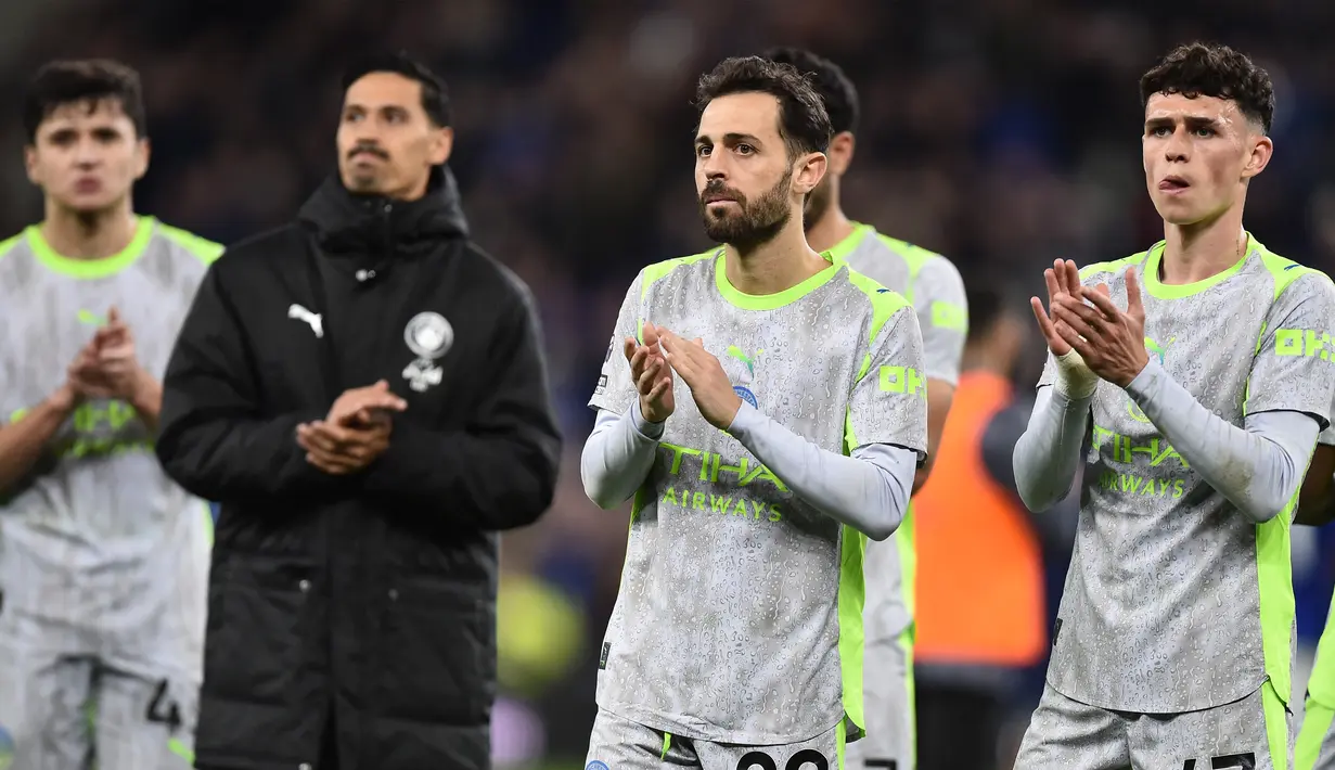 Para pemain Manchester City menghampiri para penggemar usai hasil imbang 3-3 kontra Everton pada laga pekan ke-35 Premier League, Selasa (05/05/2026) dini hari WIB. (AFP/Peter Powell)